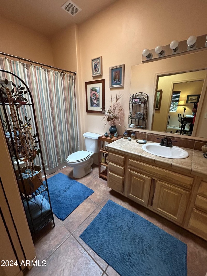 Full Bath in Hallway