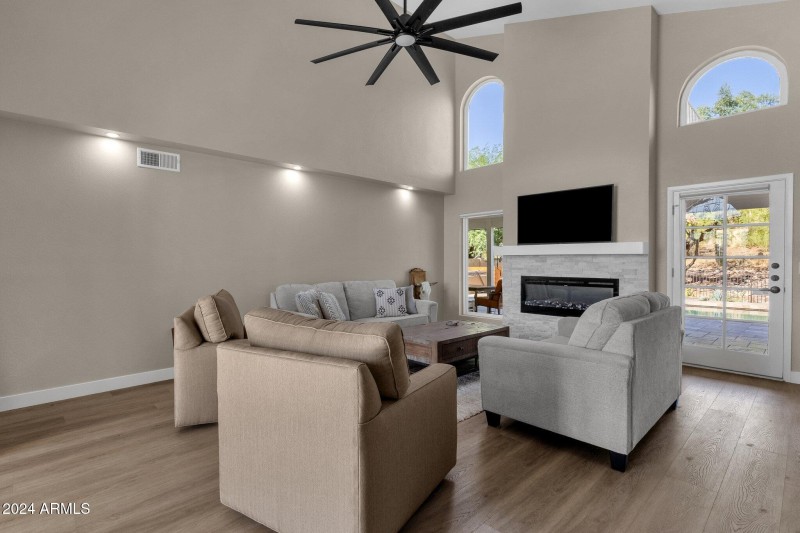 15-web-or-mls-15728-e-burro-dr