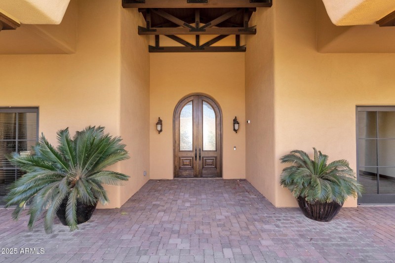 5-web-or-mls-14675-e-paradise-dr