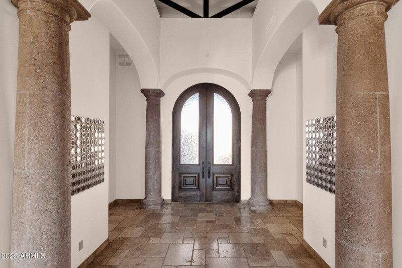 8-web-or-mls-14675-e-paradise-dr