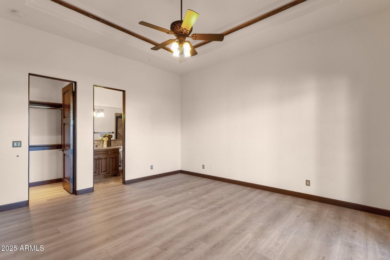 13-web-or-mls-14675-e-paradise-dr