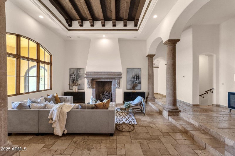 17-web-or-mls-14675-e-paradise-dr