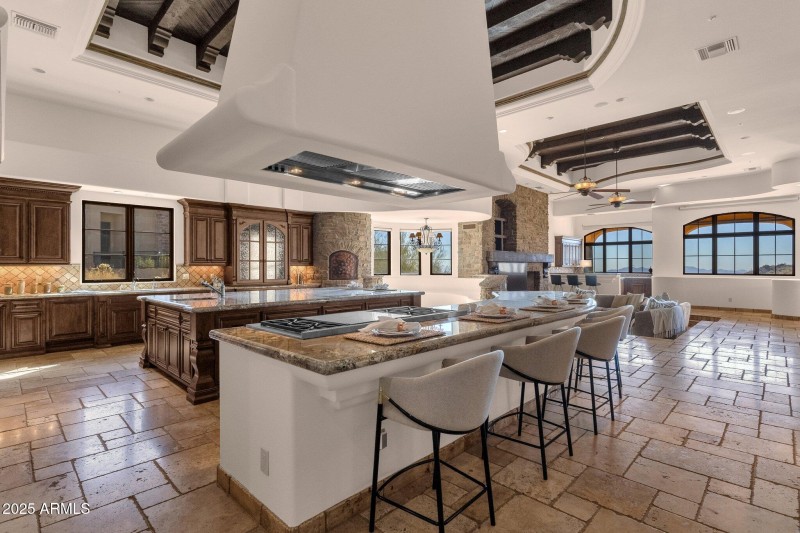 22-web-or-mls-14675-e-paradise-dr