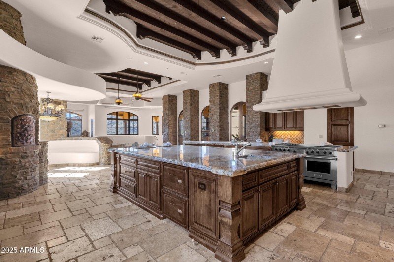 23-web-or-mls-14675-e-paradise-dr