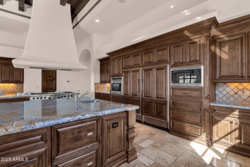 24-web-or-mls-14675-e-paradise-dr