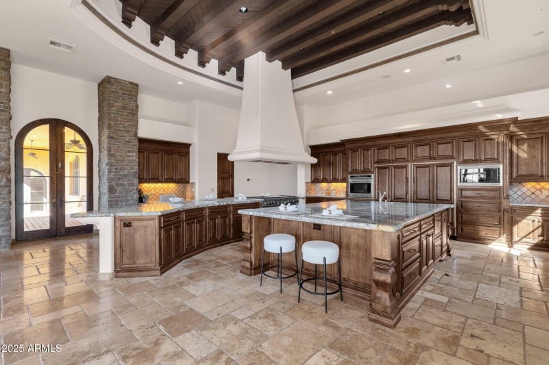 25-web-or-mls-14675-e-paradise-dr