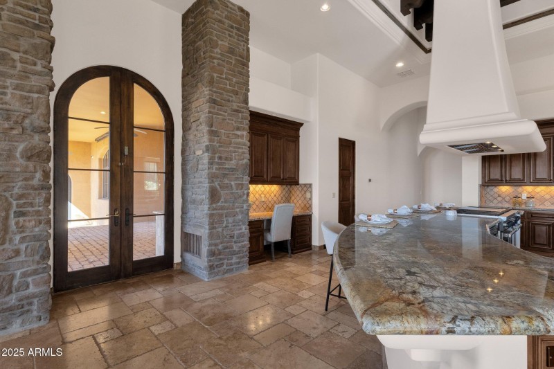 28-web-or-mls-14675-e-paradise-dr