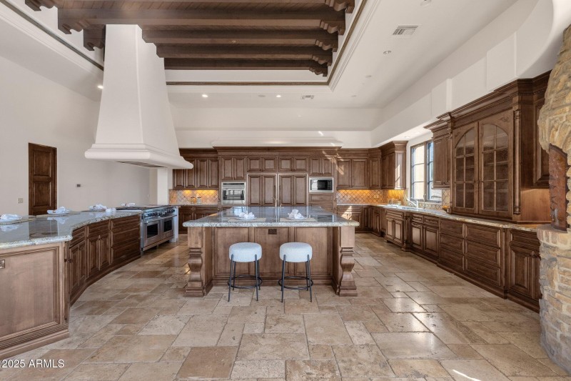 31-web-or-mls-14675-e-paradise-dr
