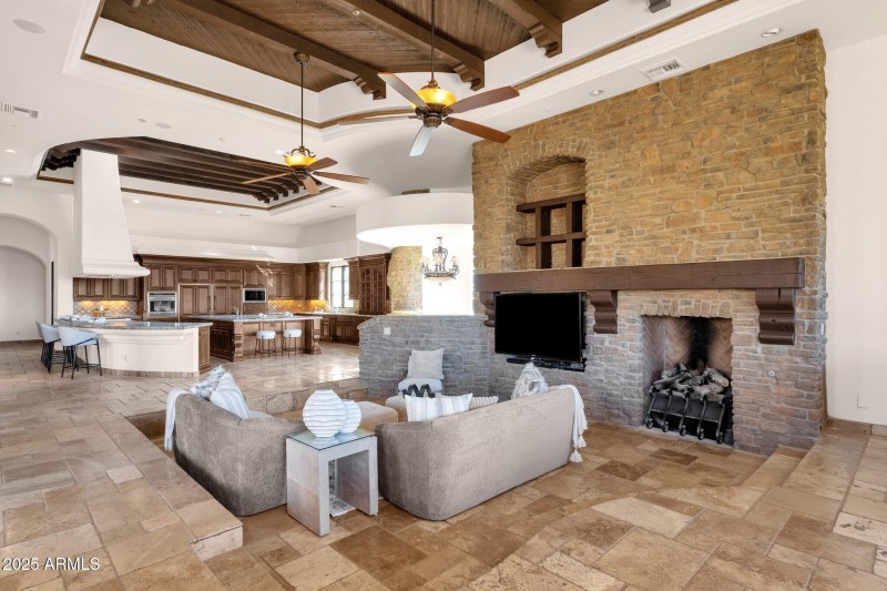 34-web-or-mls-14675-e-paradise-dr