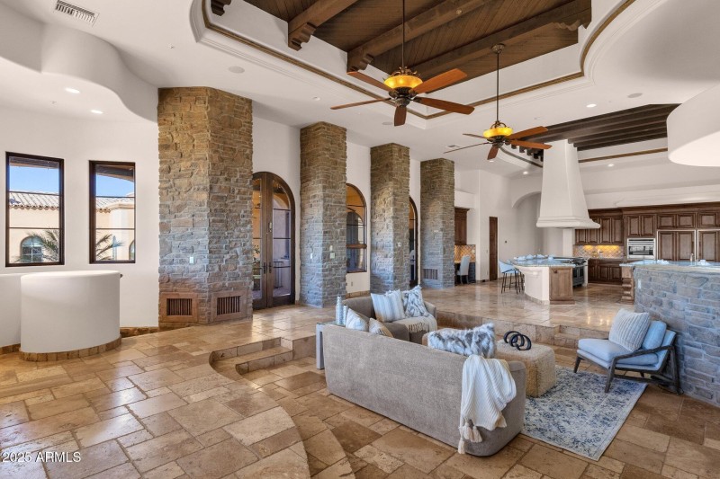 35-web-or-mls-14675-e-paradise-dr