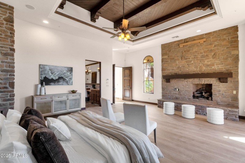 50-web-or-mls-14675-e-paradise-dr