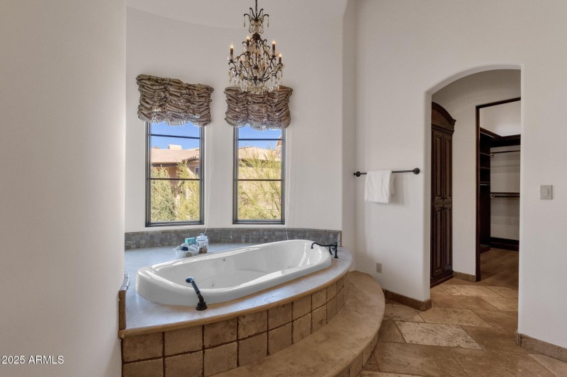 52-web-or-mls-14675-e-paradise-dr