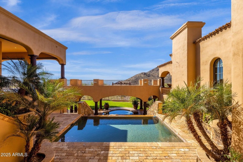 60-web-or-mls-14675-e-paradise-dr