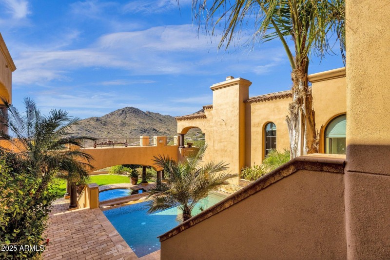 61-web-or-mls-14675-e-paradise-dr