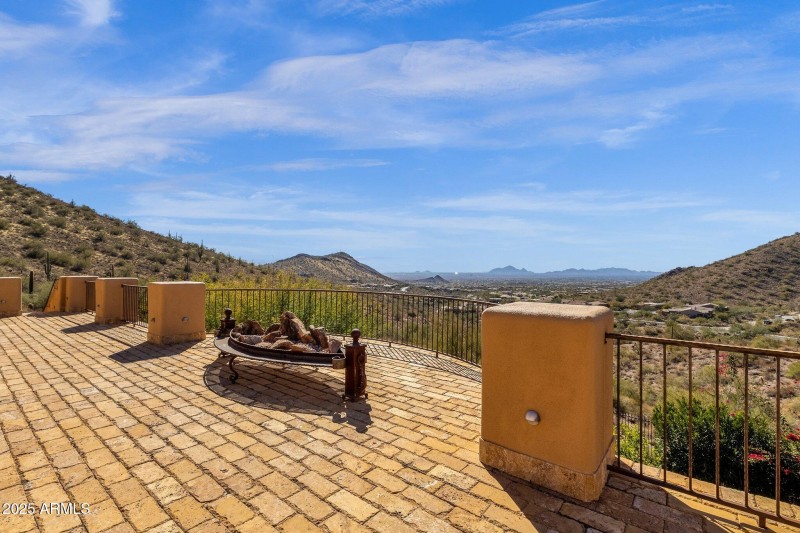 66-web-or-mls-14675-e-paradise-dr