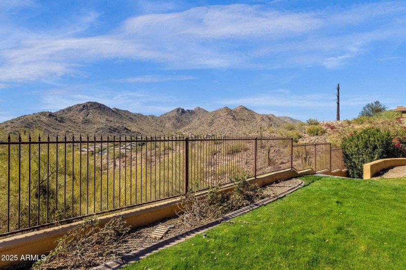 72-web-or-mls-14675-e-paradise-dr
