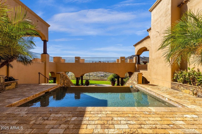 80-web-or-mls-14675-e-paradise-dr