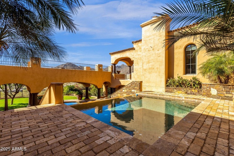 81-web-or-mls-14675-e-paradise-dr