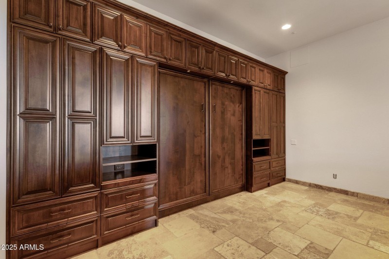 86-web-or-mls-14675-e-paradise-dr