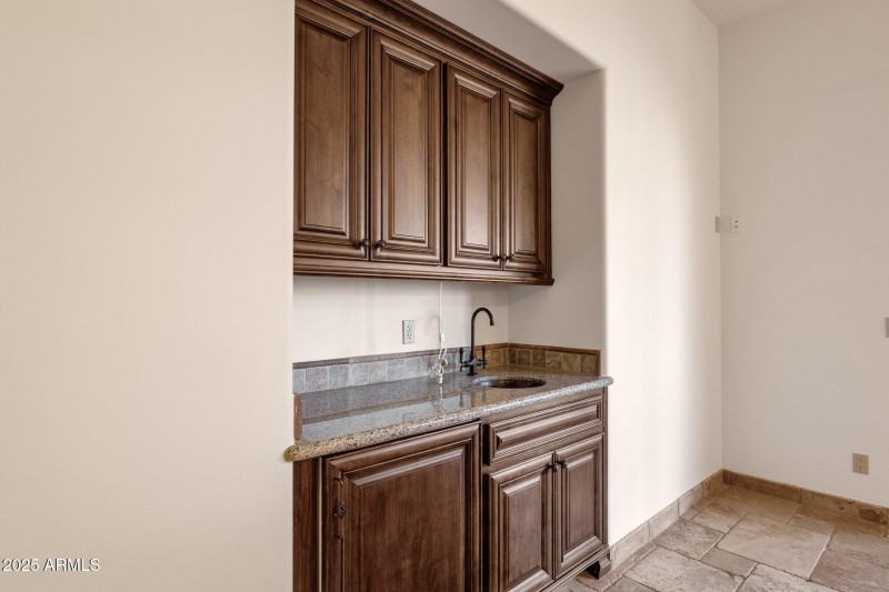 87-web-or-mls-14675-e-paradise-dr