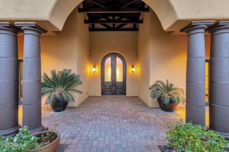 8-web-or-mls-14675-e-paradise-dr