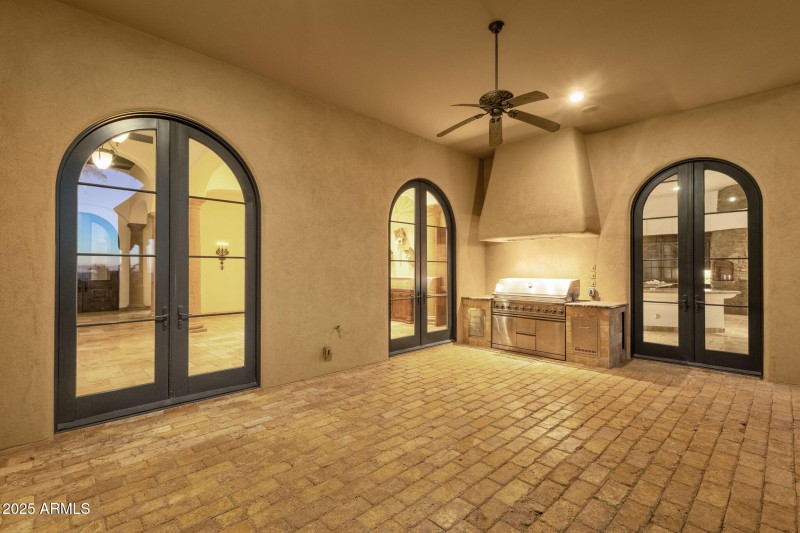 9-web-or-mls-14675-e-paradise-dr