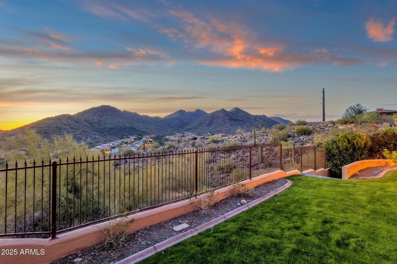 19-web-or-mls-14675-e-paradise-dr