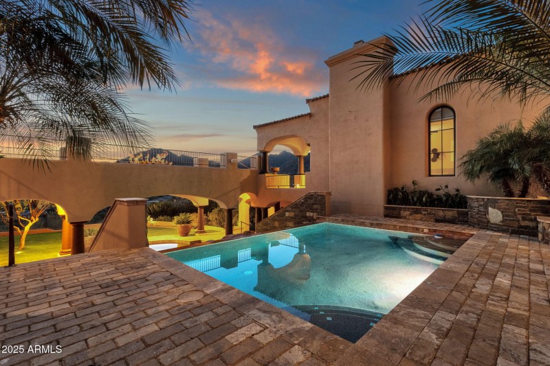 24-web-or-mls-14675-e-paradise-dr