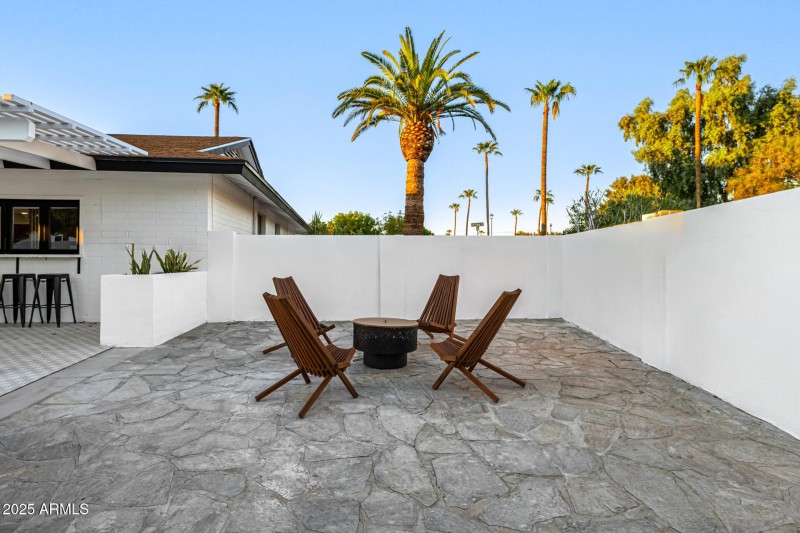 Firepit Area w/ Planters