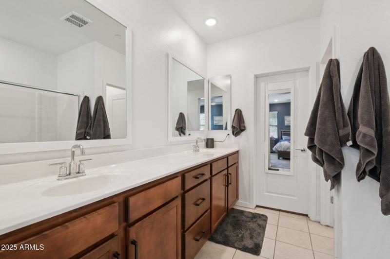 25-web-or-mls-E Furness Dr-S2009-021