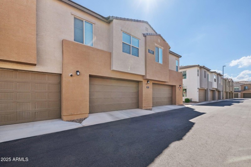 32-web-or-mls-E Furness Dr-S2009-028