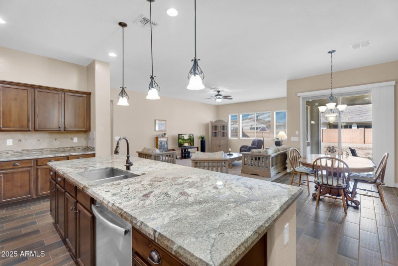 13-web-or-mls-1150 E Via Sicilia-11