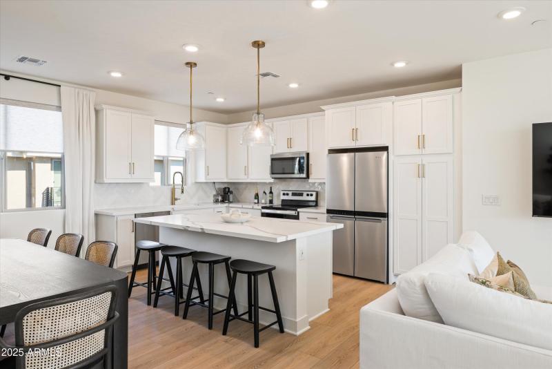 17-2121 W Sonoran Desert Dr apt 8, Phoen