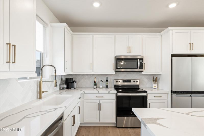 18-2121 W Sonoran Desert Dr apt 8, Phoen