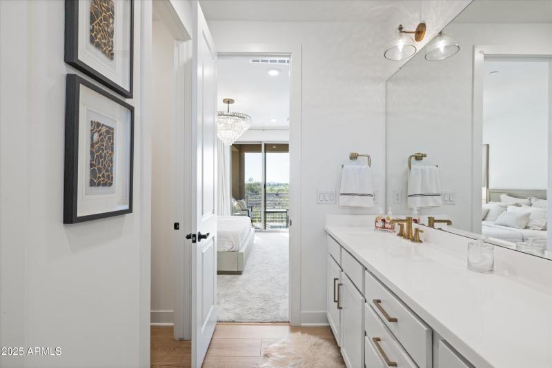 24-2121 W Sonoran Desert Dr apt 8, Phoen