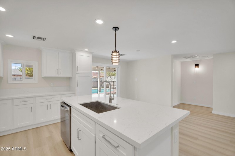 12-web-or-mls-3545 E Friess Dr-12