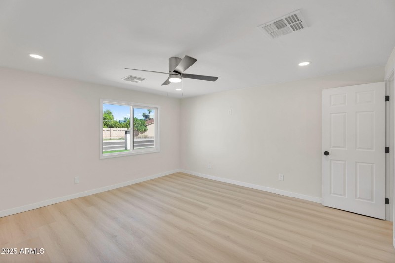 13-web-or-mls-3545 E Friess Dr-13