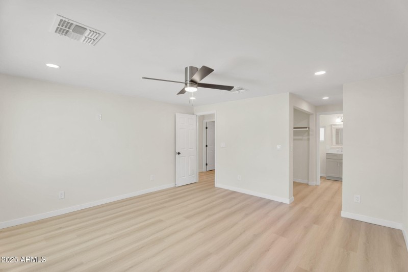 14-web-or-mls-3545 E Friess Dr-14