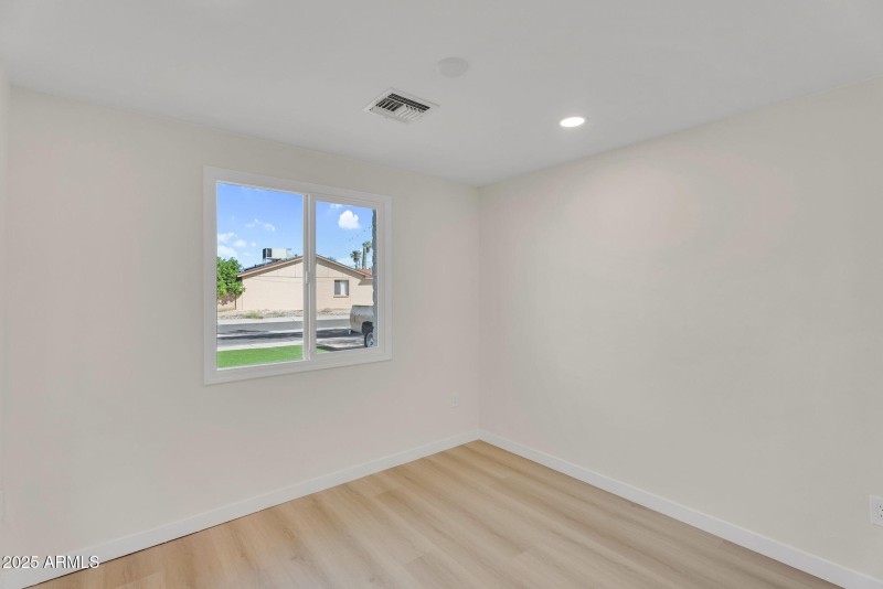 24-web-or-mls-3545 E Friess Dr-24