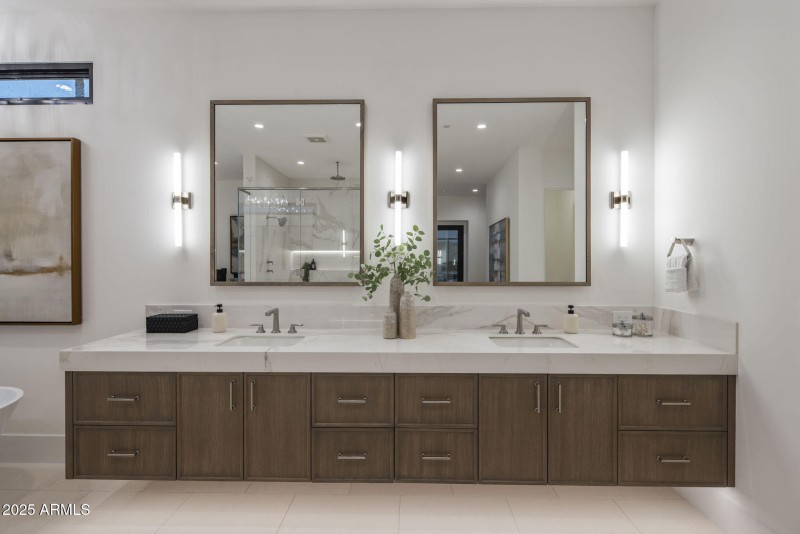 5-web-or-mls-D46A8250