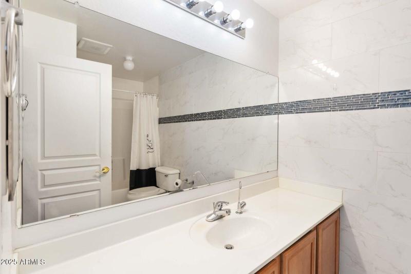 pic34-fullbathupstairs