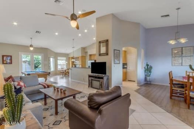 large-5cc428fb-66db-4f28-9aab-a5be51d56b