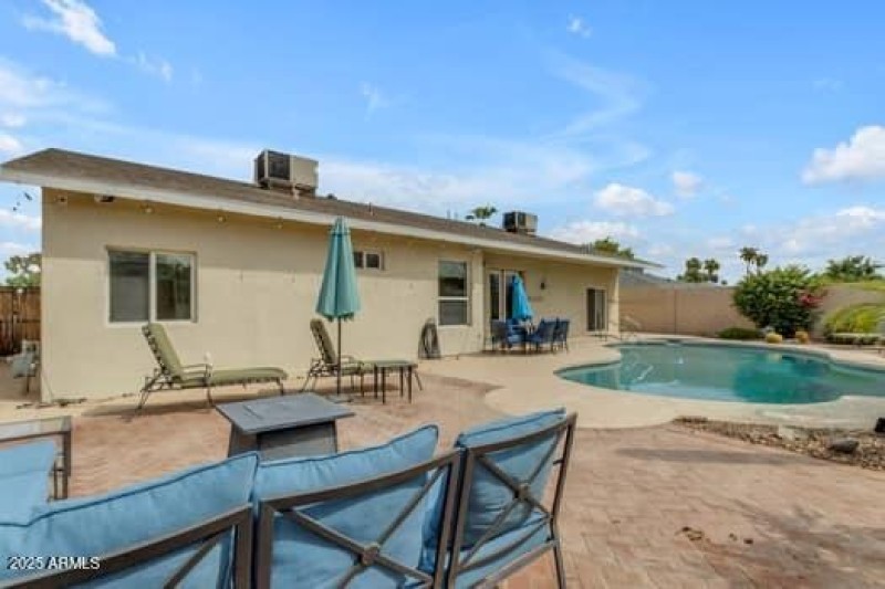 large-695e8396-26ea-4b4d-9bc8-bf997a1136