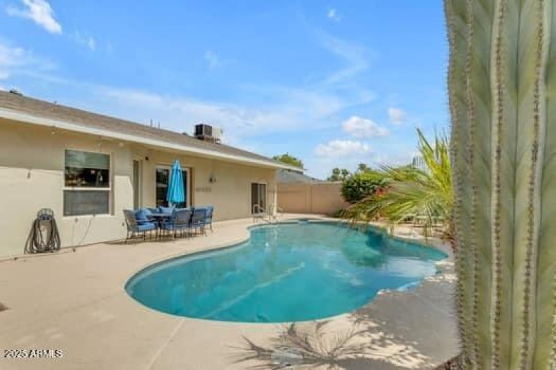 large-c68eb955-9f02-465f-ba3a-6039b8685a