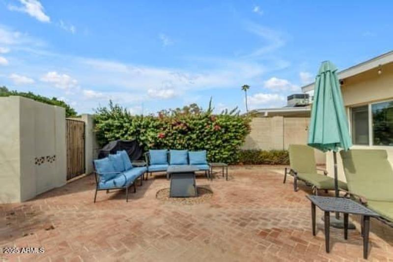 large-e0c18e8f-2e41-43e7-bb83-b55aebc26d