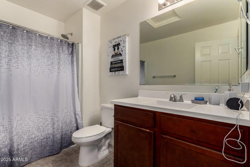 Upstairs Full Bath Pic # 1