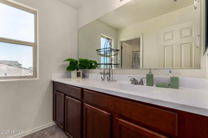 Upstairs Full Bath Pic #2