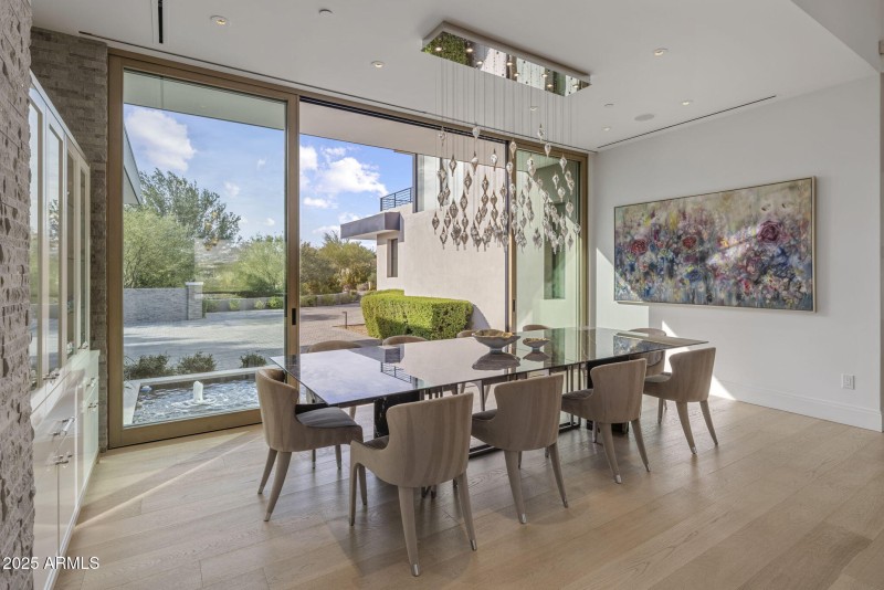 Outdoor Fountain dining Experience