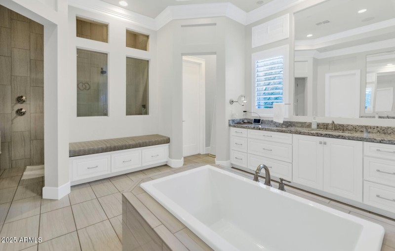 5413 E Juniper Cyn Dr-large-026-037-5413