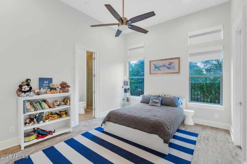 5413 E Juniper Cyn Dr-large-029-042-5413